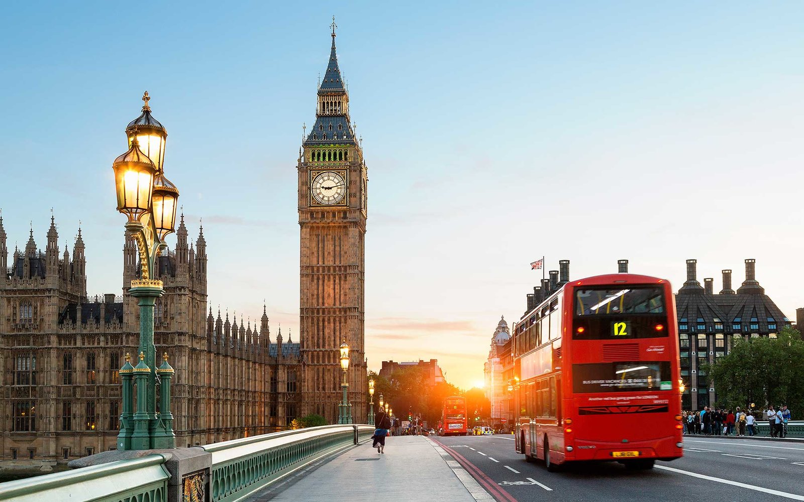 Big Ben och röd buss i London